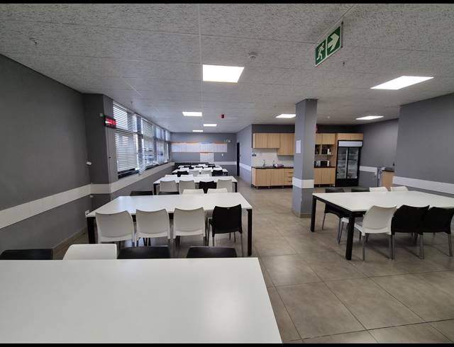 3,500M² WAREHOUSE TO LET IN LONGLAKE